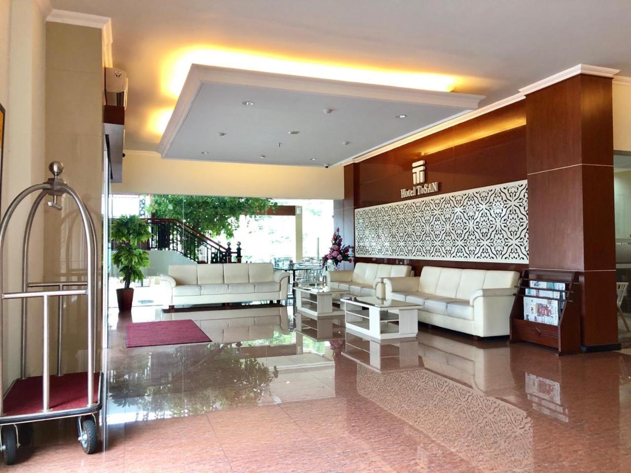 Hotel Tosan Solo Baru Grogol Esterno foto